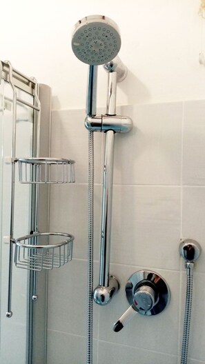 Dusche, kostenlose Toilettenartikel, Haartrockner, Bidet