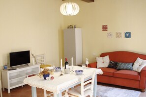 TV - Carducci bright flat in historic centre (Pistoia)