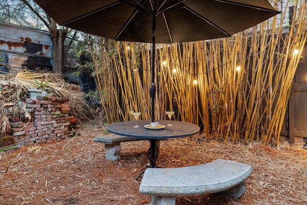Outdoor dining - Eclectic Spring Street Getaway at Casa Verde (Charleston)