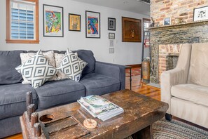 TV - Eclectic Spring Street Getaway at Casa Verde (Charleston)