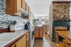 Fridge, microwave, oven, stovetop - Eclectic Spring Street Getaway at Casa Verde (Charleston)