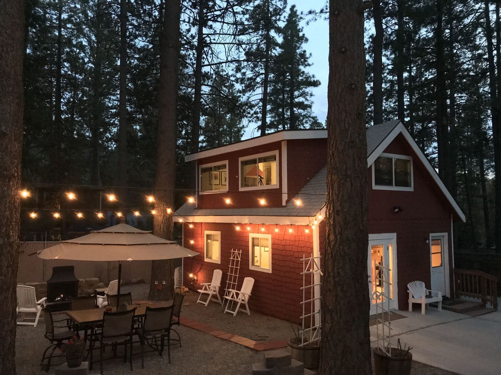 Luxury Musical Cottage-WALK TO TOWN-Huge Master BR