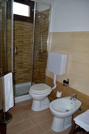 Shower, rainfall showerhead, free toiletries, bathrobes - B&B Federico II (San Cipirello)