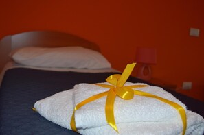 Escritorio, sistema de insonorización, camas supletorias y wifi gratis