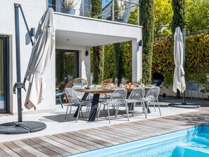 Outdoor dining - 10-Person House with Pool, Close to Cannes Center (Cannes)