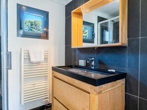 Bathtub, hair dryer, towels - 10-Person House with Pool, Close to Cannes Center (Cannes)
