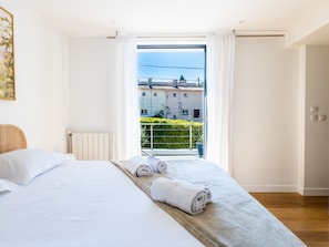 5 bedrooms, iron/ironing board, travel cot, WiFi