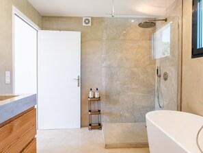 Baignoire, sèche-cheveux, serviettes fournies