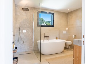 Badewanne, Haartrockner, Handtücher