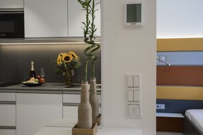 Comfort Single Room, 1 Queen Bed, Accessible, Non Smoking | Living area | Flat-screen TV