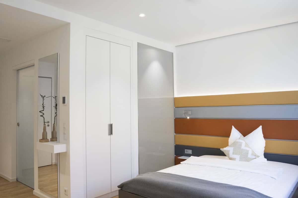 Chambre Simple Confort, 1 grand lit, accessible aux personnes à mobilité réduite, non-fumeurs | Coffres-forts dans les chambres, décoration personnalisée