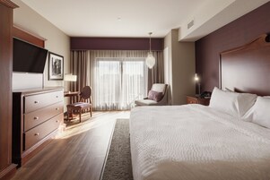 高档床上用品、加厚床垫、客房内保险箱、遮光窗帘