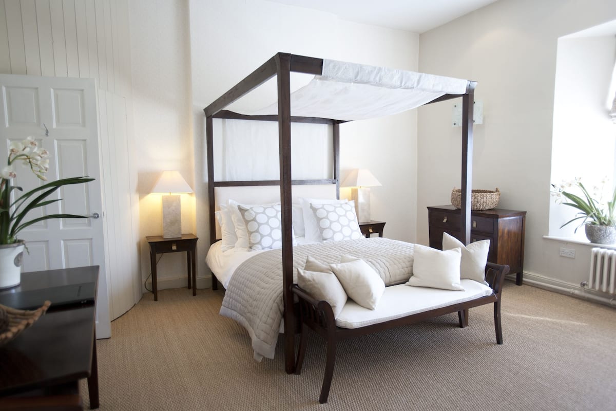 Deluxe Double Room | Desk, blackout drapes, iron/ironing board, free cribs/infant beds