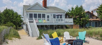Ocean Front Beach House. Walking Distance to Jenkinsons.