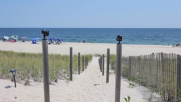 En la playa, camastros y toallas de playa