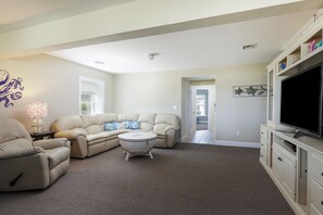 Smart TV, table tennis - Ocean Front Beach House. Walking Distance to Jenkinsons. (Point Pleasant Beach)