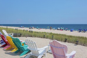En la playa, camastros y toallas de playa