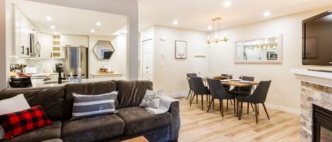 TV connectée, cheminée, livres