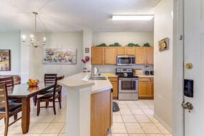 Fridge, microwave, oven, stovetop - Close to Disney 3 bedroom 2.5 bath-Unit 15 Emerald (Kissimmee)