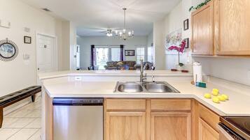 雪櫃、微波爐、焗爐、爐具