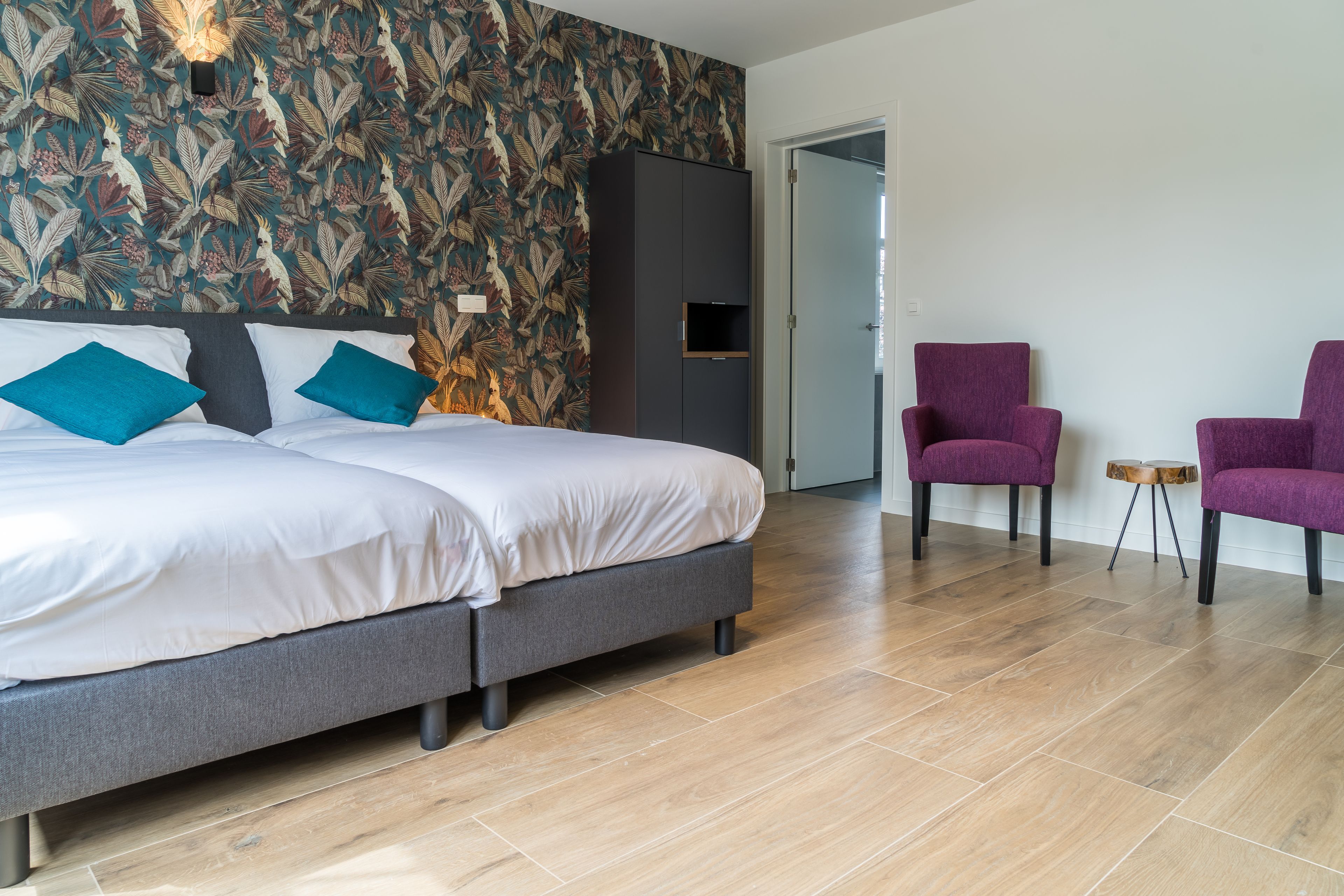 Superior Room | Minibar, in-room safe, desk, laptop workspace