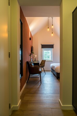 ميني بار وخزنة داخل الغرفة ومكتب ومساحة عمل للكمبيوتر المحمول