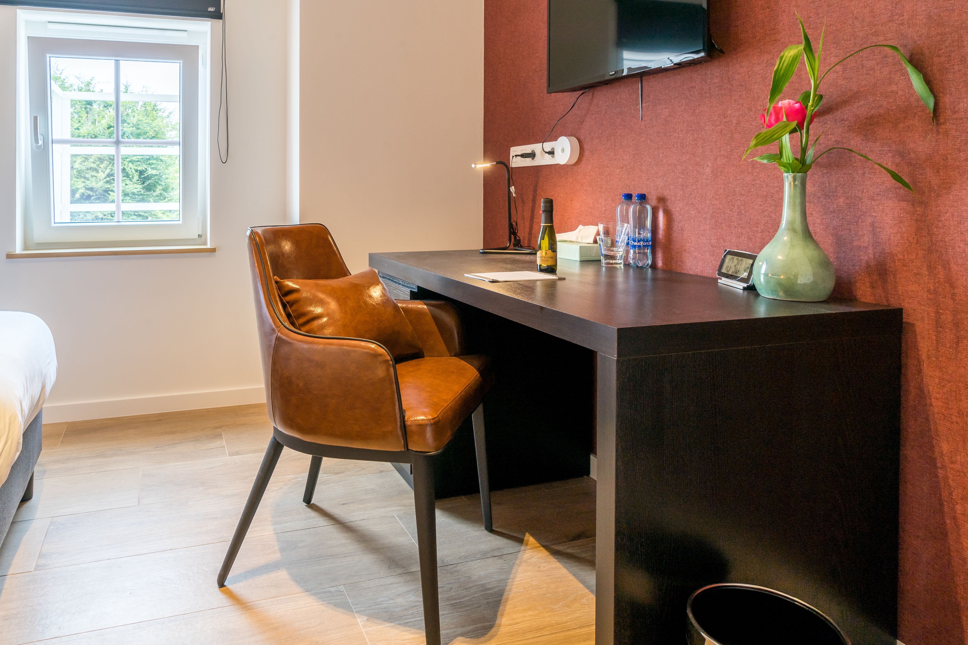 comfort room | minibar, in-room safe, desk, laptop workspace