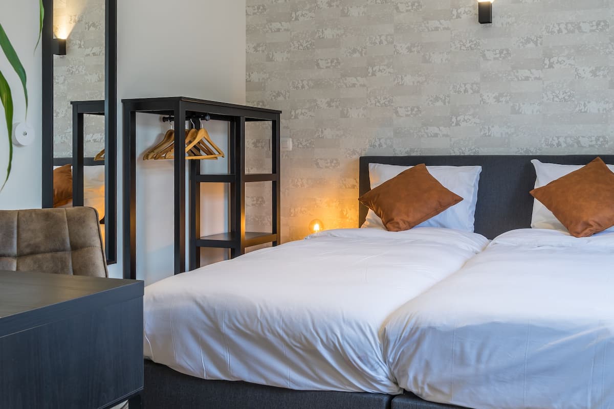 standard room | minibar, in-room safe, desk, laptop workspace