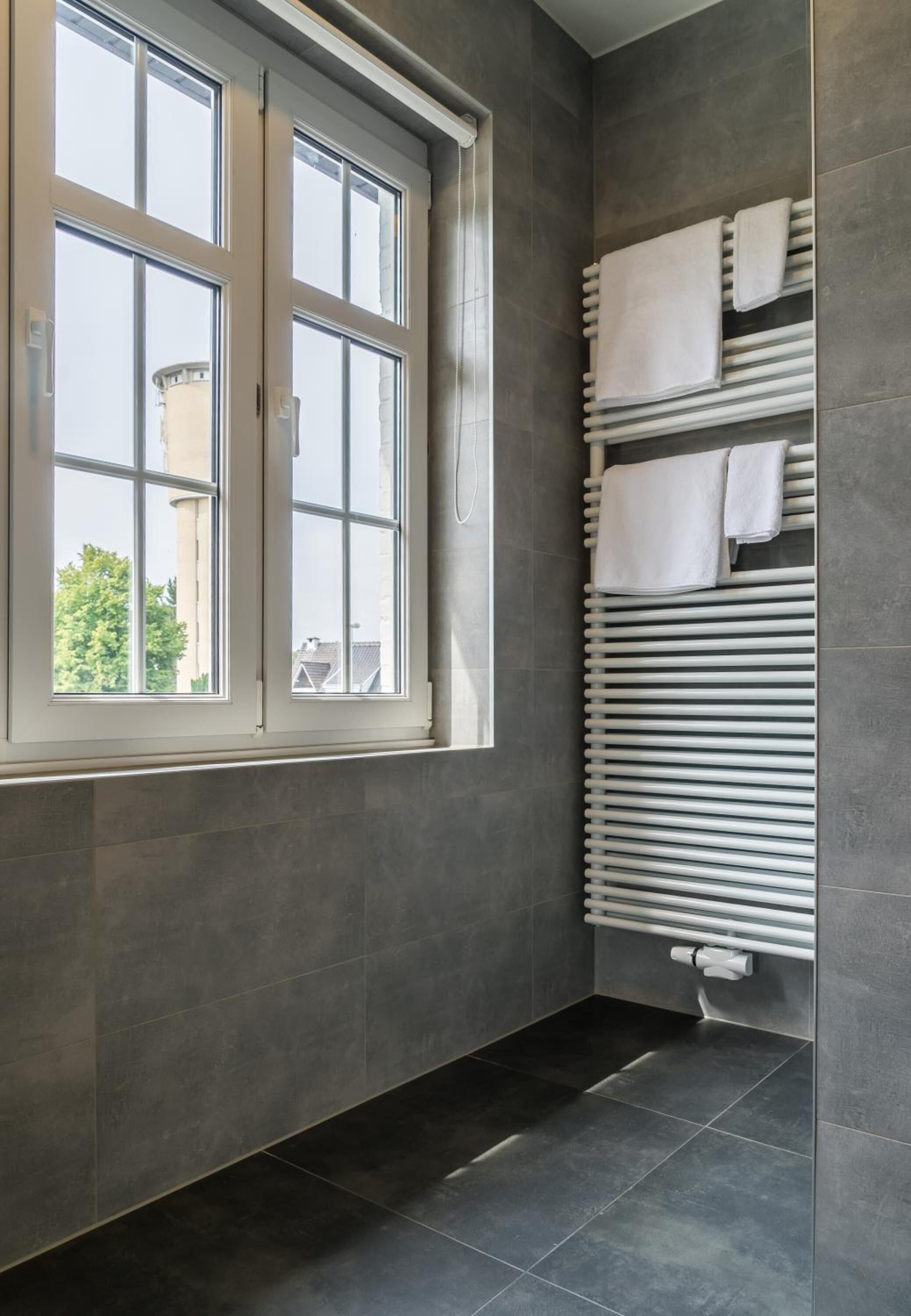 shower, rainfall showerhead, free toiletries, hair dryer