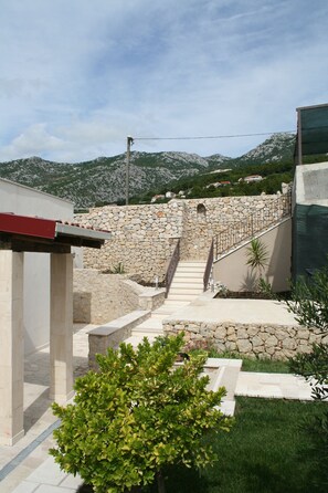 Property grounds - Villa Anabella peaceful holiday home, in Klis, with pool to enjoy (Klis)