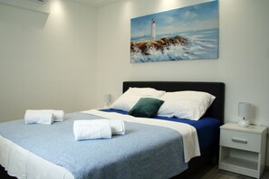 3 bedrooms, iron/ironing board, WiFi, bed sheets