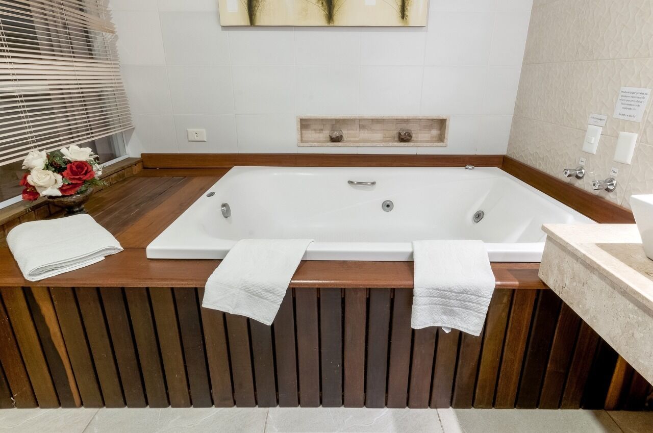 deluxe room | bathroom | free toiletries, hair dryer, towels, soap