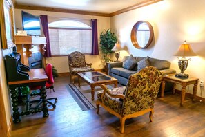 Televisión de pantalla plana y chimenea 