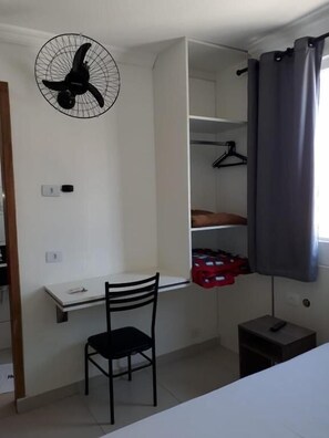 Desk, free WiFi, bed sheets - Hotel Lisboa (Curitiba)