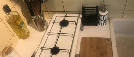 Frigorífico, horno, placa de cocina y cafetera o tetera