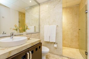 Dusche, Haartrockner, Handtücher, Seife