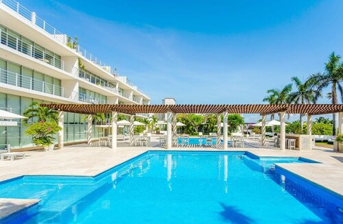 Beachside Pool Condo 1 block to 5th Ave & Gym