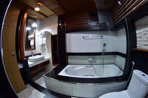 Deluxe kamer | Badkamer | Een aparte badkuip en douche, een regendouche, gratis toiletartikelen