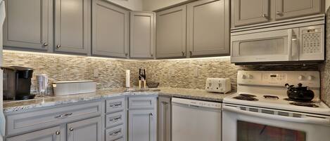 Een koelkast, een microgolfoven, een oven, een kookplaat