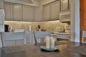 Réfrigérateur, four à micro-ondes, un four, surface de cuisson
