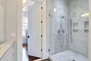 Shower, free toiletries, hair dryer, towels - Heated Pool Access | 5*Clean | Flex Cancelation (Savannah)
