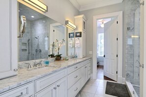 Shower, free toiletries, hair dryer, towels - Heated Pool Access | 5*Clean | Flex Cancelation (Savannah)