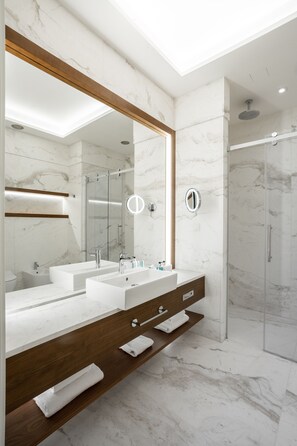 Kylpytakit, tohvelit, pyyhkeet