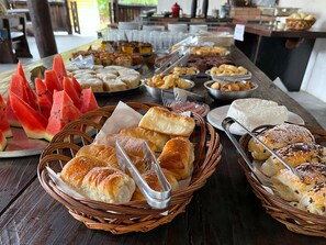 Buffet déjeuner gratuit tous les jours