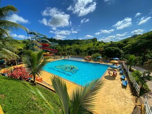 3 piscines extérieures