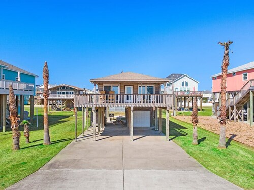 Cozy Coastal Home with Views & Fire Pit