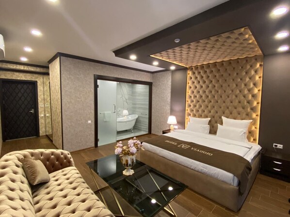 Minibar, in-room safe, individually decorated, individually furnished