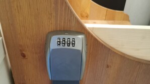 Un escritorio de madera con un compartimento integrado para el teléfono.