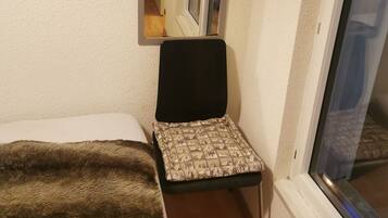 1 slaapkamer, een strijkplank/strijkijzer