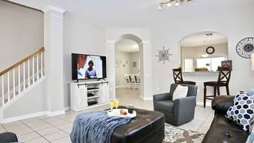 Een televisie, een tafeltennistafel, boeken en een filmbibliotheek